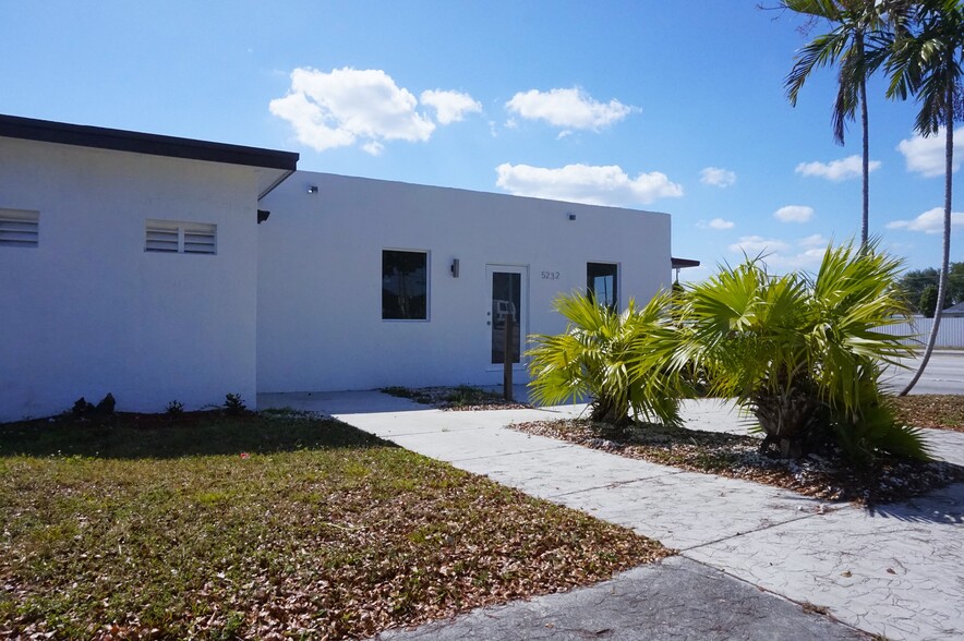 5232 Pembroke Rd, Hollywood, FL for sale - Building Photo - Image 3 of 14