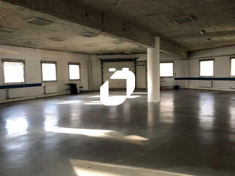 Light Industrial in Nanterre to rent - Interior Photo - Image 2 of 9