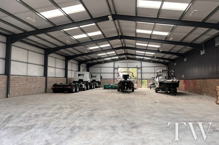 87 Moss Side Industrial Estate, Leyland to rent - Interior Photo - Image 3 of 5