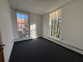 11-15 Dix's Field, Exeter to rent Interior Photo- Image 2 of 6
