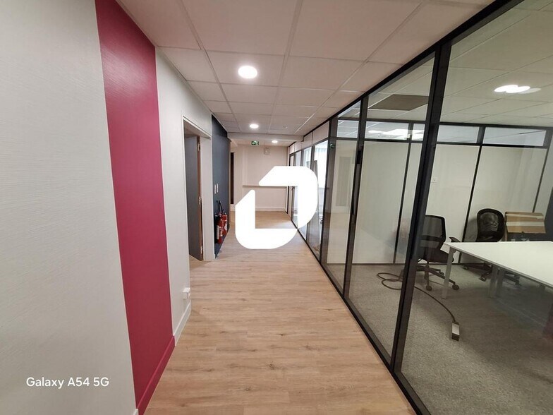 Office in Issy-les-Moulineaux to rent - Interior Photo - Image 3 of 9