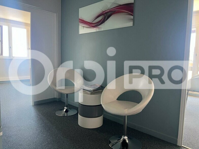 Office in Rillieux-la-Pape to rent - Interior Photo - Image 3 of 9