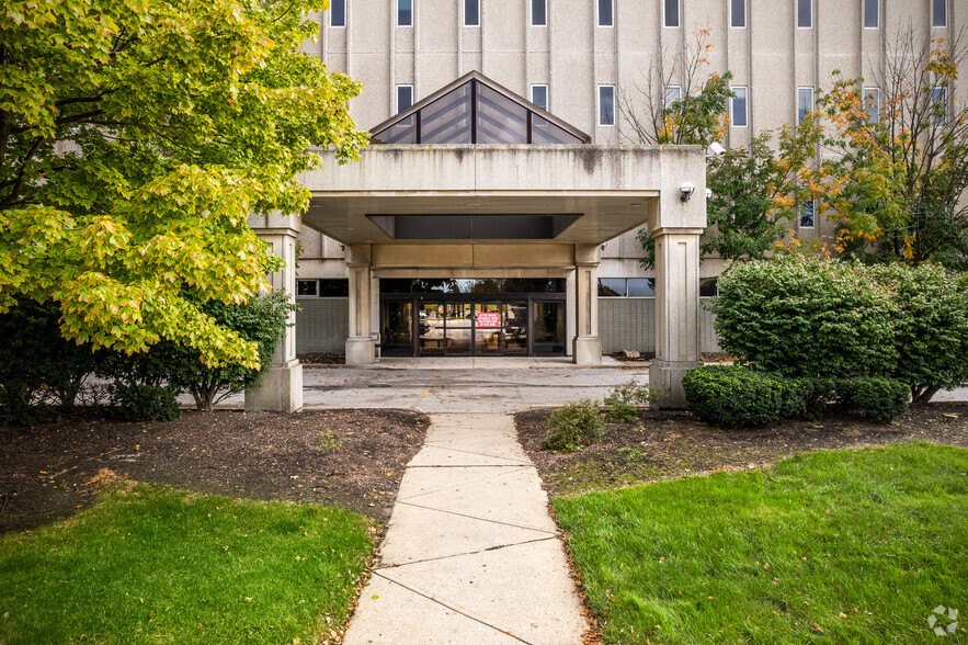 5 Severance Cir, Cleveland Heights, OH for rent - Building Photo - Image 3 of 17