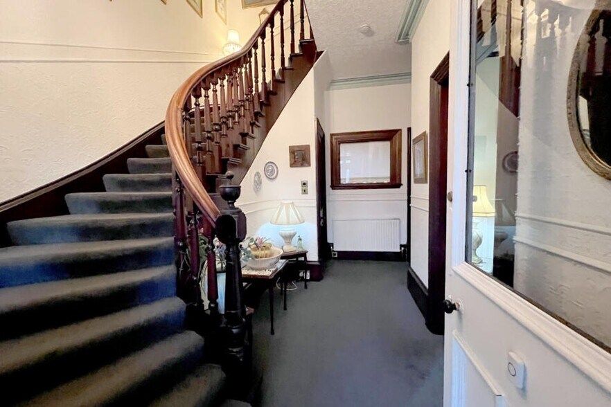 9 Matheson Rd, Stornoway for sale - Interior Photo - Image 3 of 9