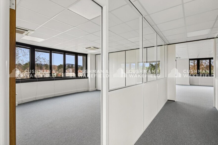 3 Rue Claude Chappe, Saint-Didier-au-Mont-d'Or to rent - Interior Photo - Image 2 of 18