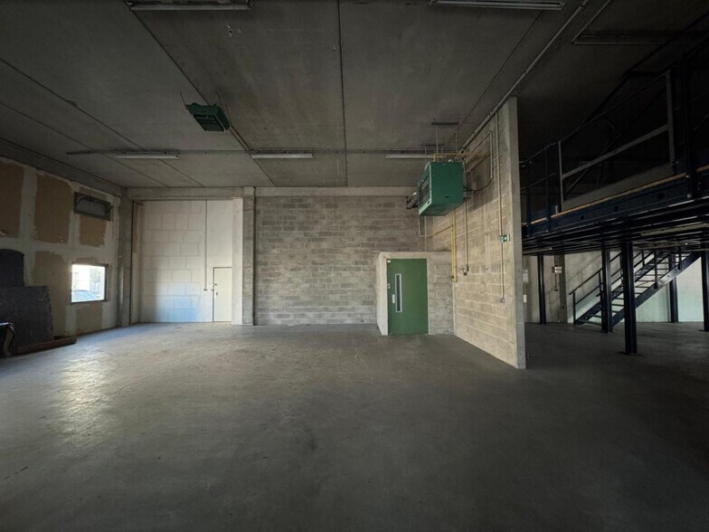 Light Industrial in Villeneuve-la-Garenne to rent - Interior Photo - Image 3 of 15