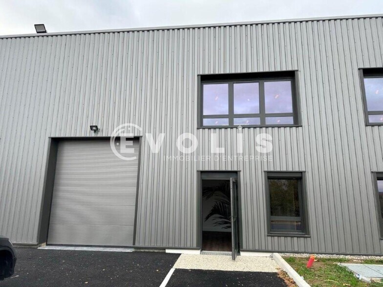 225 Avenue Des Marronniers, Bourgoin-Jallieu to rent - Building Photo - Image 2 of 21