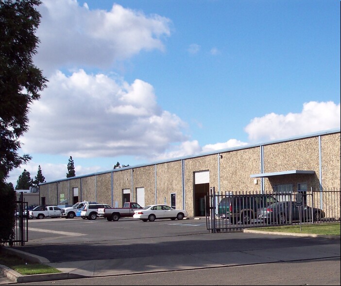 2657-2677 N Argyle Ave, Fresno, CA for rent - Building Photo - Image 1 of 7