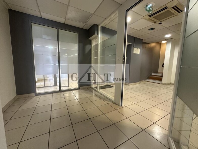 Retail in Bonneuil-sur-Marne to rent - Interior Photo - Image 2 of 11