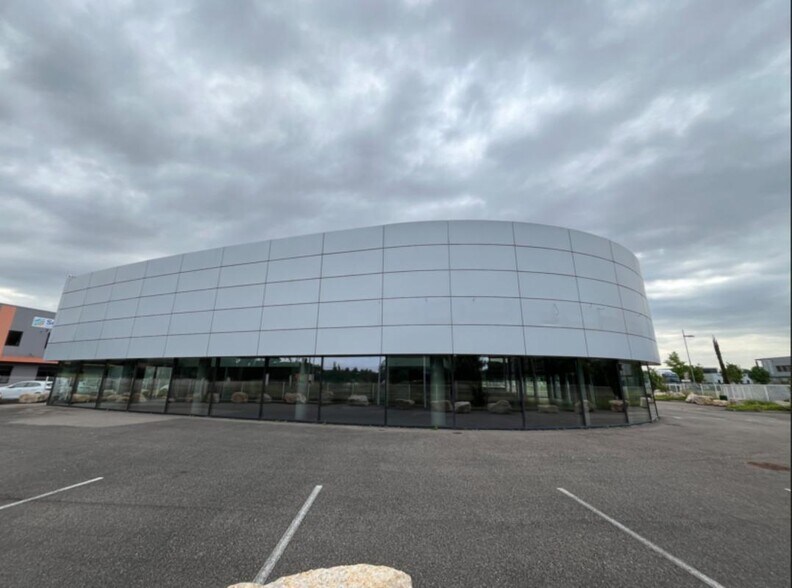 Retail in Saint-Priest to rent - Building Photo - Image 2 of 15