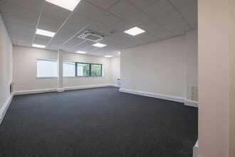 Drakes Dr, Long Crendon to rent Interior Photo- Image 1 of 4