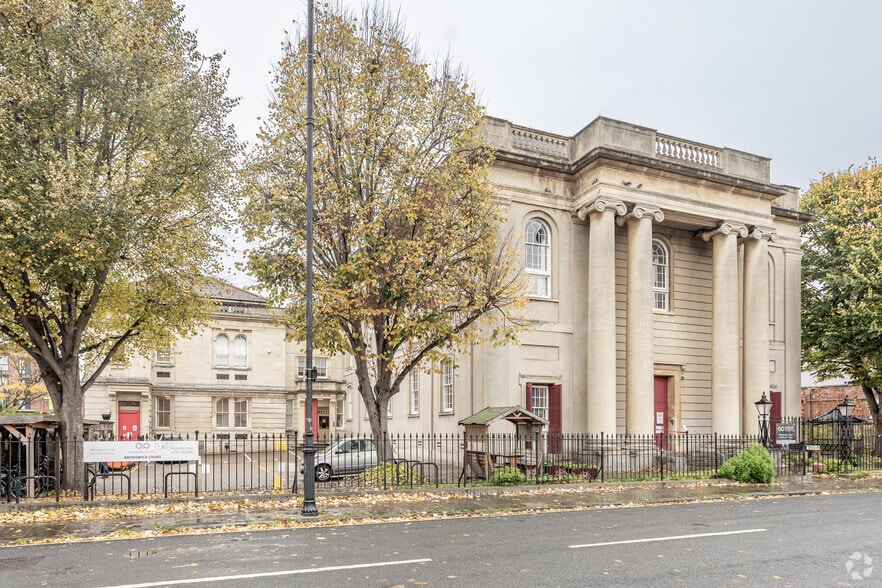 Brunswick Sq, Bristol to rent - Building Photo - Image 3 of 3