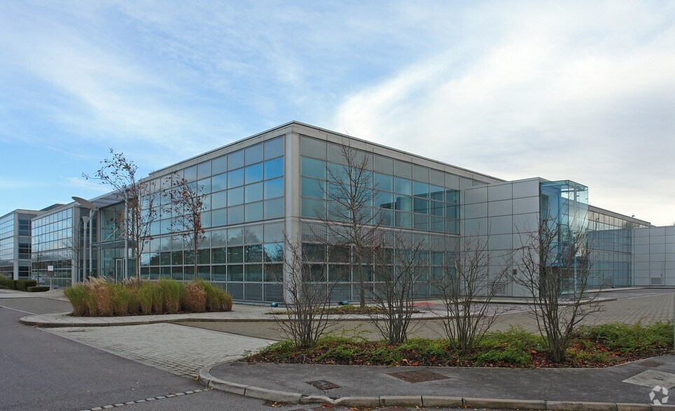 Summit Av, Farnborough for sale - Primary Photo - Image 1 of 1