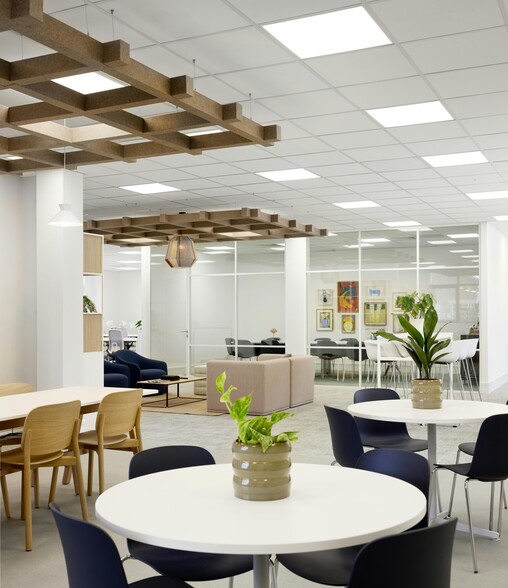 Elstree Way, Borehamwood to rent - Building Photo - Image 2 of 25