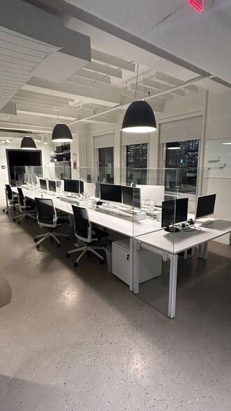 10 Times Sq, New York, NY to rent - Interior Photo - Image 1 of 10