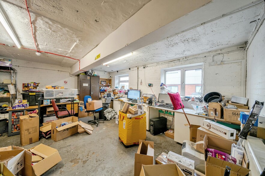 10 Greycaine Rd, Watford to rent - Building Photo - Image 3 of 21