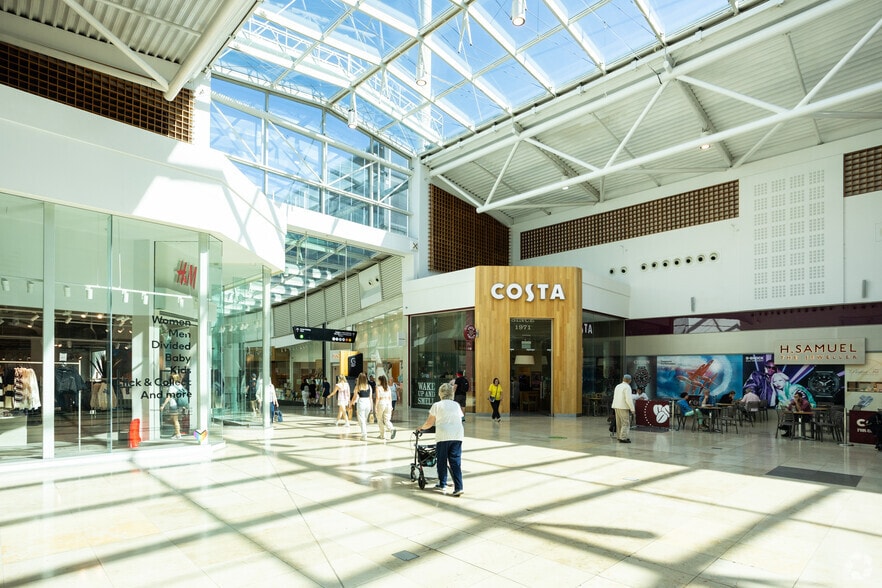 New Market Sq, Basingstoke to rent - Building Photo - Image 3 of 15