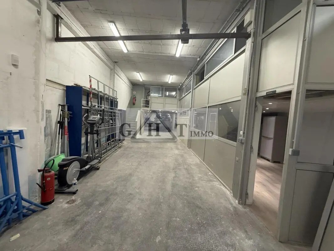 Industrial in Montreuil for sale Interior Photo- Image 1 of 7