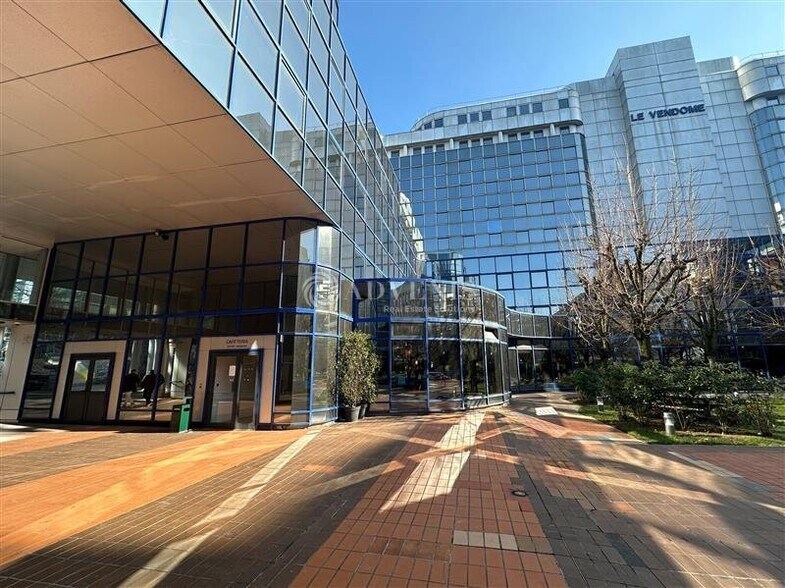 Office in Noisy Le Grand to rent - Building Photo - Image 3 of 12