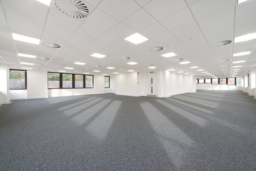 41-51 Brighton Rd, Redhill to rent - Interior Photo - Image 3 of 8