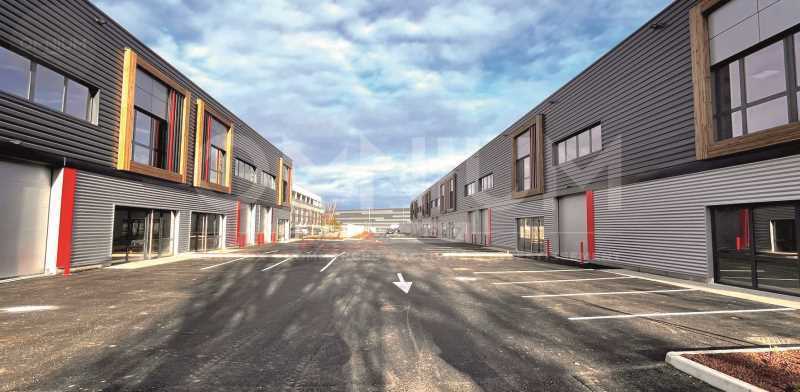 Light Industrial in Saint-Quentin-Fallavier to rent - Building Photo - Image 1 of 5
