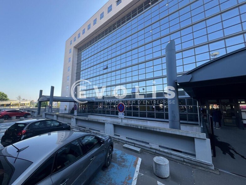 Office in Créteil to rent - Building Photo - Image 3 of 27