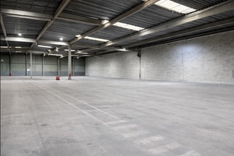 Industrial in Saint-Witz to rent Interior Photo- Image 2 of 6