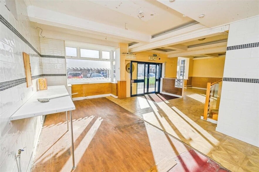 3-5 Lumley Av, Skegness for sale - Interior Photo - Image 2 of 7