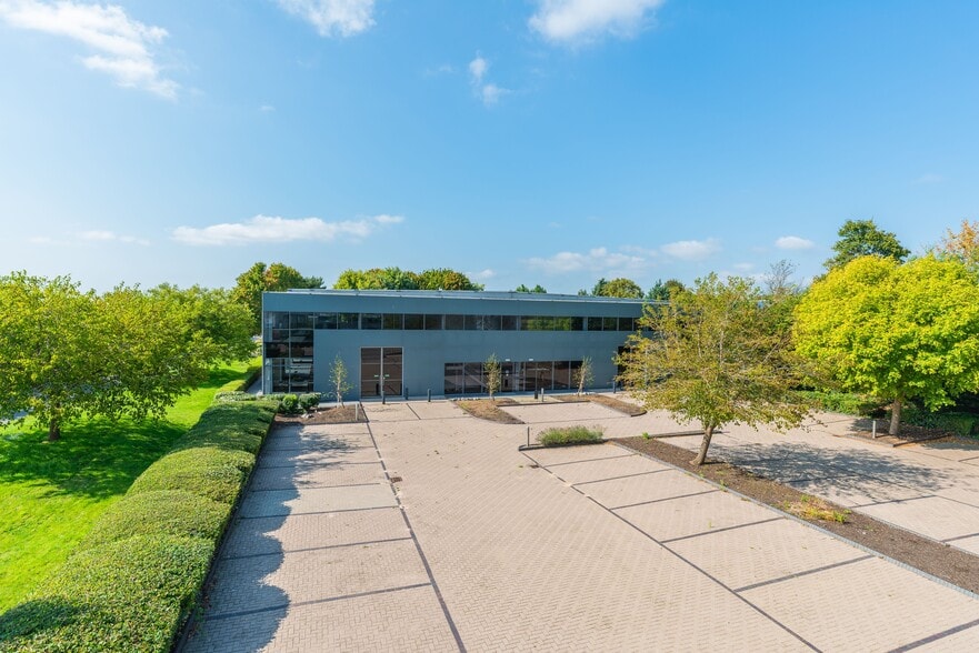 2 Kembrey Park, Swindon to rent - Building Photo - Image 3 of 5