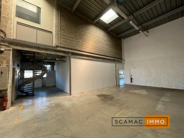 Industrial in Fresnes to rent - Interior Photo - Image 2 of 10