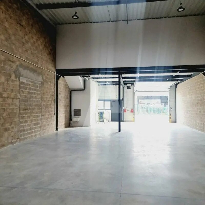 Light Industrial in Lieusaint to rent Interior Photo- Image 1 of 6