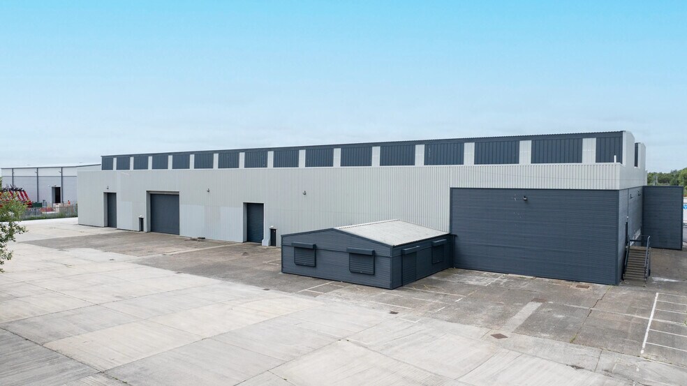 1 Triumph Way, Liverpool to rent - Building Photo - Image 3 of 9