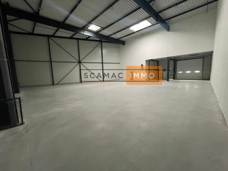 Industrial in Osny to rent - Interior Photo - Image 2 of 19
