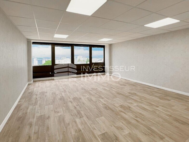 Office in Boissy Saint Leger to rent - Building Photo - Image 2 of 7