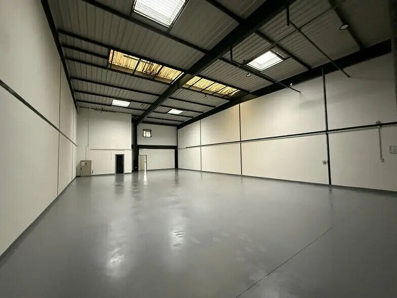 Light Industrial in Villepinte to rent - Interior Photo - Image 2 of 8