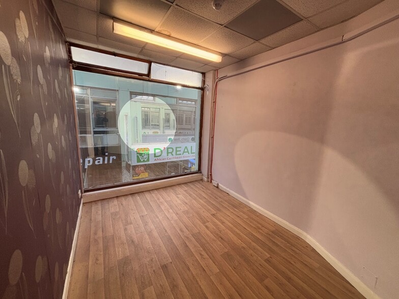 1-18 Church Arcade, Bedford to rent - Building Photo - Image 3 of 60