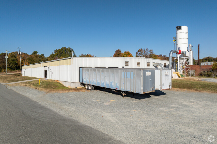 206 E Frazier Ave, Liberty, NC for sale - Primary Photo - Image 1 of 1