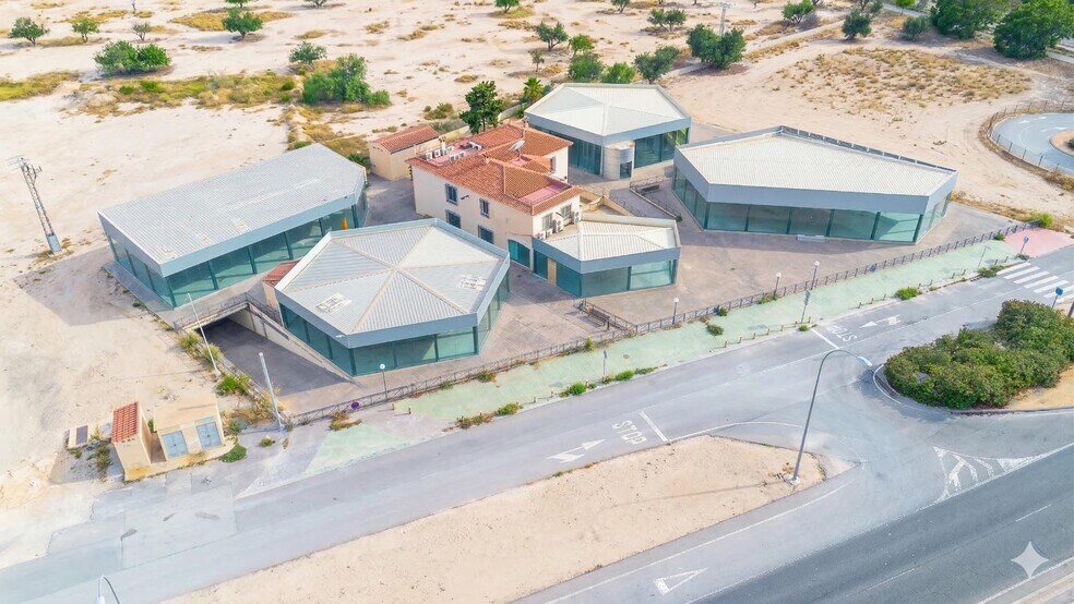 Retail in Alicante, Alicante to rent - Building Photo - Image 3 of 4