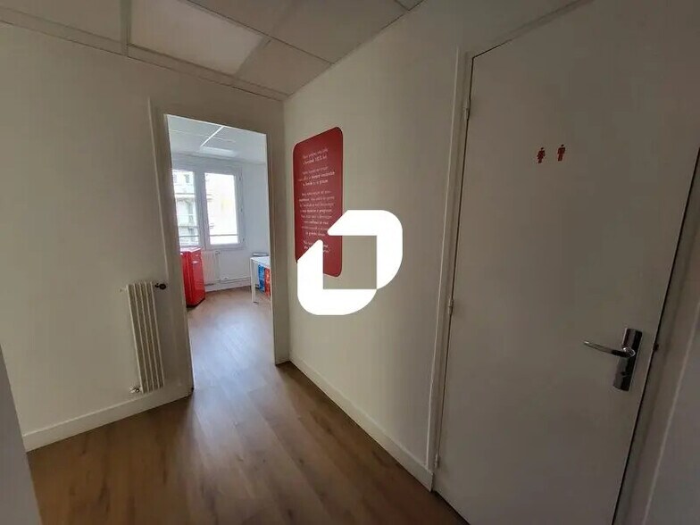 Office in Versailles to rent - Interior Photo - Image 2 of 8