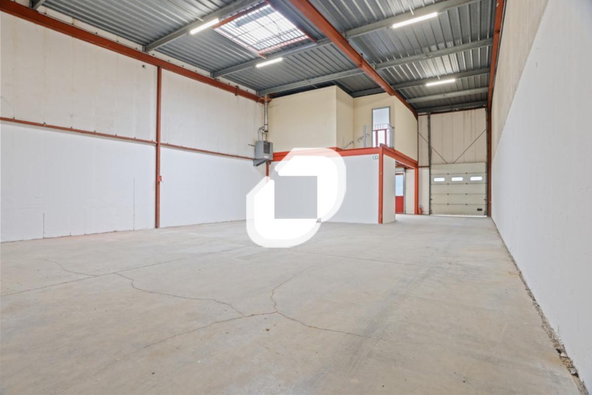 Light Industrial in Champigny-sur-Marne to rent Building Photo- Image 1 of 10