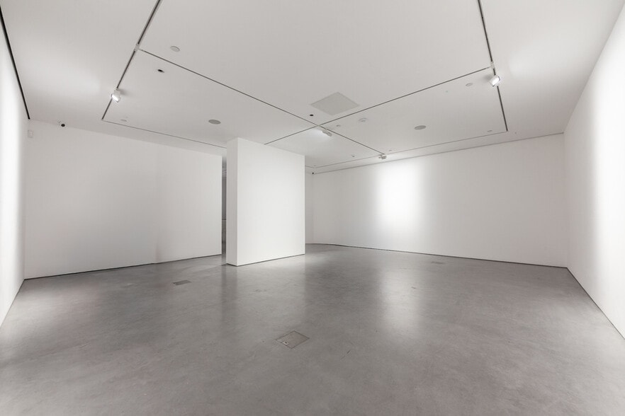 56-57 Eastcastle St, London to rent - Interior Photo - Image 3 of 10