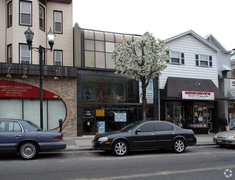 586 Broadway, Bayonne, NJ for sale - Building Photo - Image 1 of 1