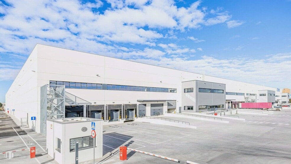 Calle San Cesáreo, 6, Madrid, Madrid to rent - Commercial Listing Video - Image 3 of 11