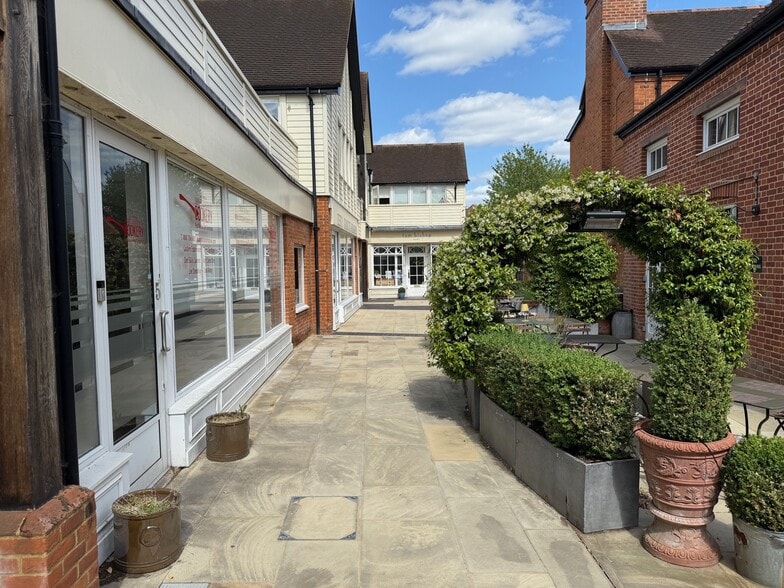 London End, Beaconsfield to rent - Building Photo - Image 2 of 4