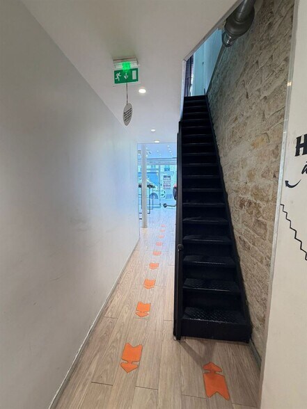 Retail in Paris to rent - Interior Photo - Image 3 of 5