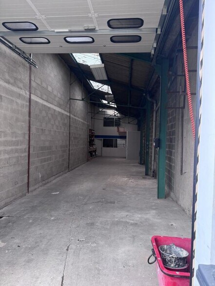 Industrial in Colombes for sale - Interior Photo - Image 1 of 17