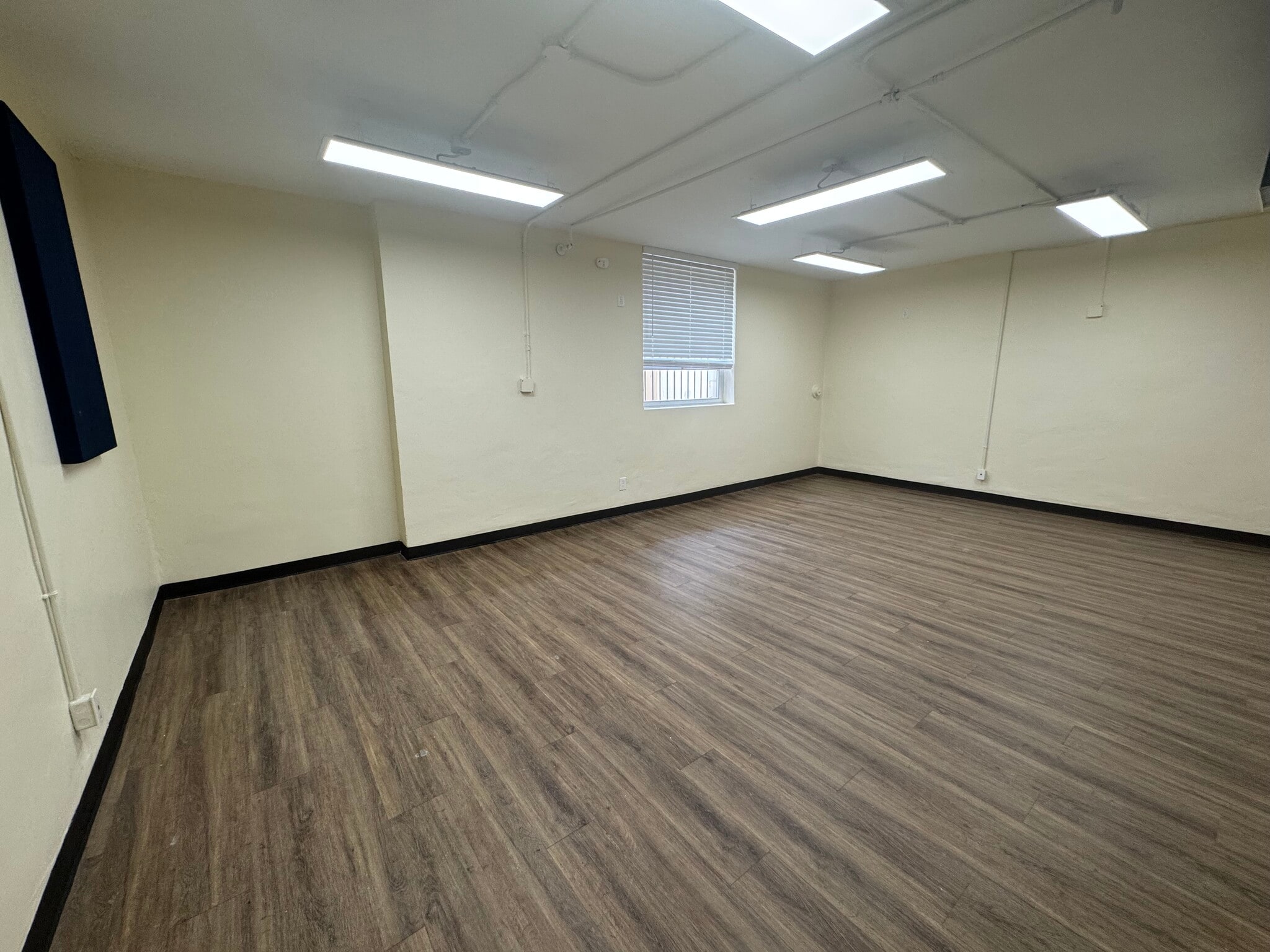 221 E Van Buren Ave, Harlingen, TX to rent Interior Photo- Image 1 of 4