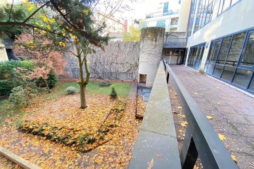 Office in Issy-les-Moulineaux to rent - Building Photo - Image 3 of 6