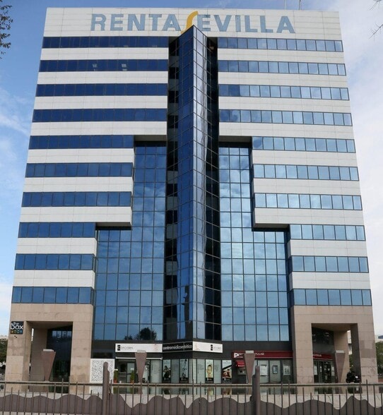 Office in Seville, Sevilla to rent - Building Photo - Image 2 of 17
