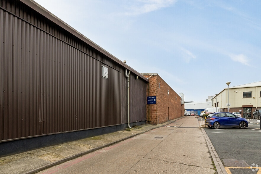 Edgington Way, Sidcup to rent - Building Photo - Image 2 of 3